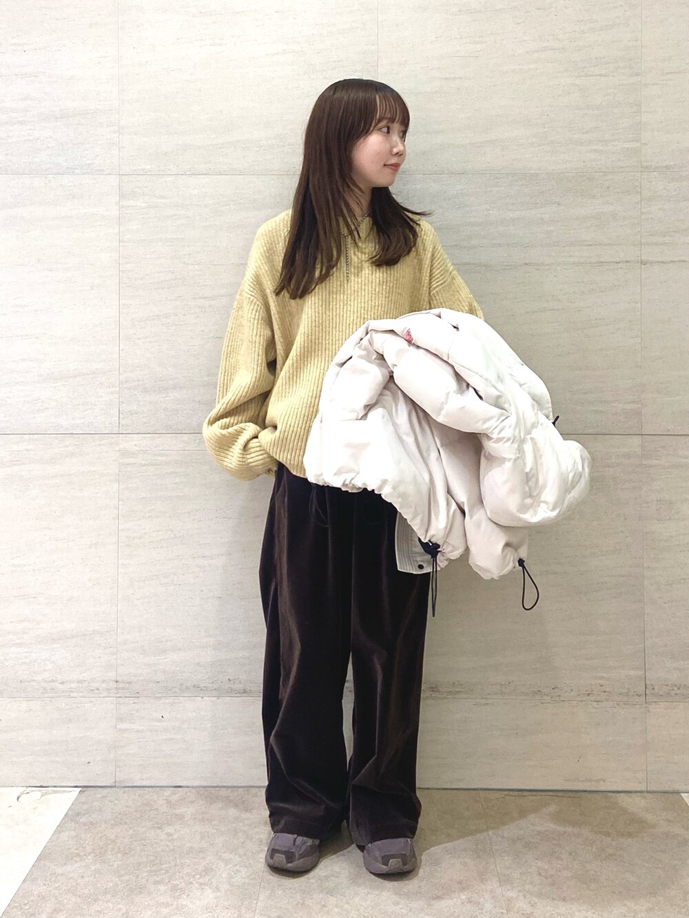 ホワイト系のその他アウター、ブラウン系のその他パンツ、イエロー系のニット/セーターを着用したレディースの秋コーディネートの6枚目の写真