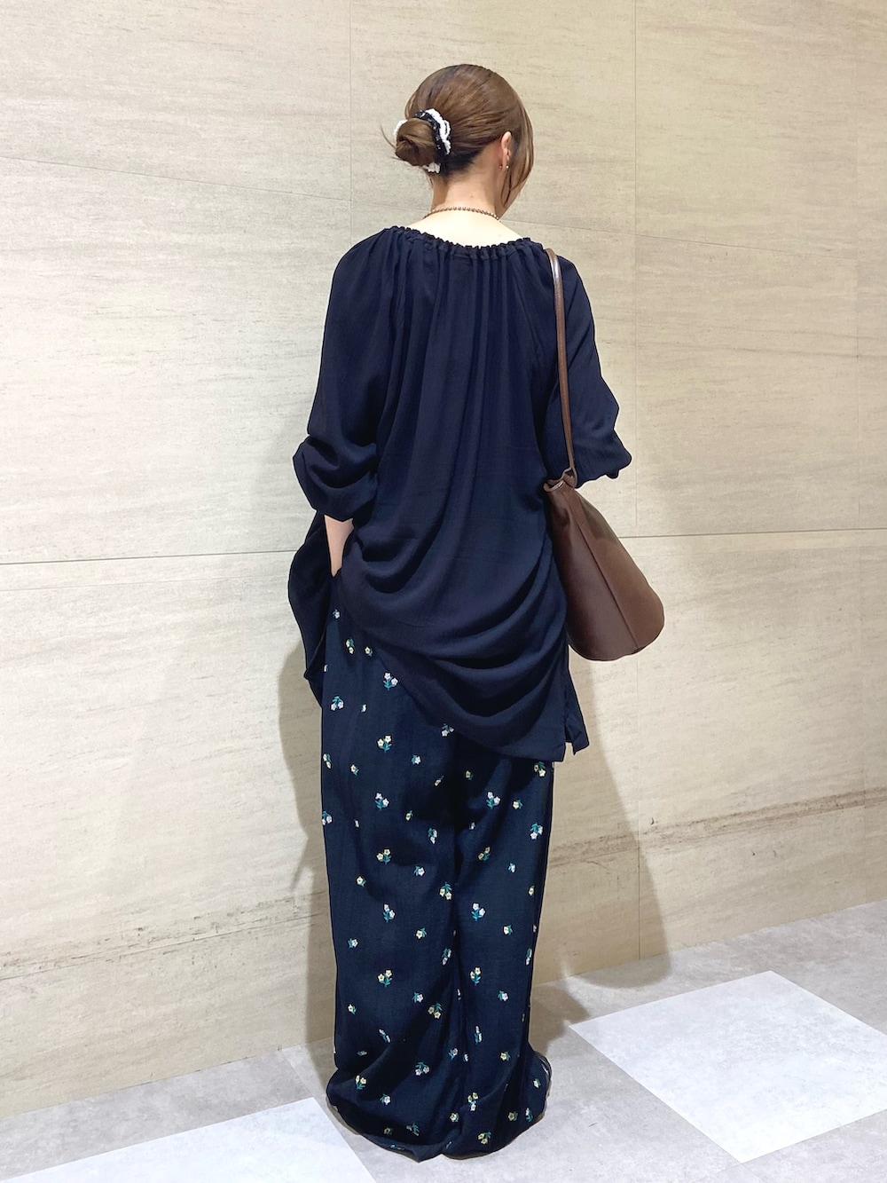 ブルー系のその他パンツ、ブラック系のサンダル、ブラウン系のショルダーバッグを着用したレディースの春コーディネートの3枚目の写真