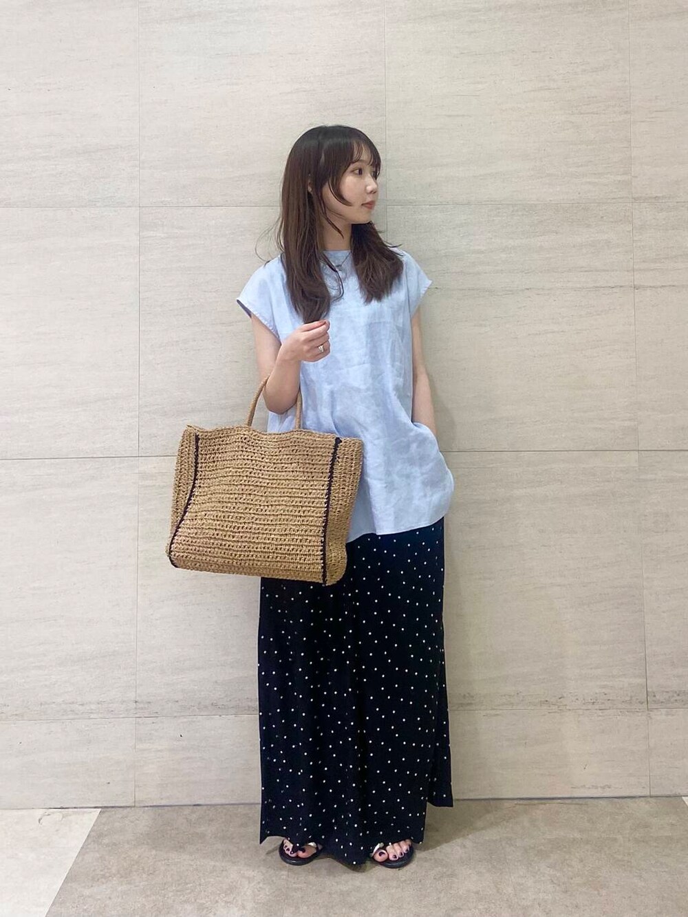 ベージュ系のトートバッグ、ブラック系のその他パンツ、ブルー系のシャツ/ブラウスを着用したレディースの夏コーディネートの2枚目の写真