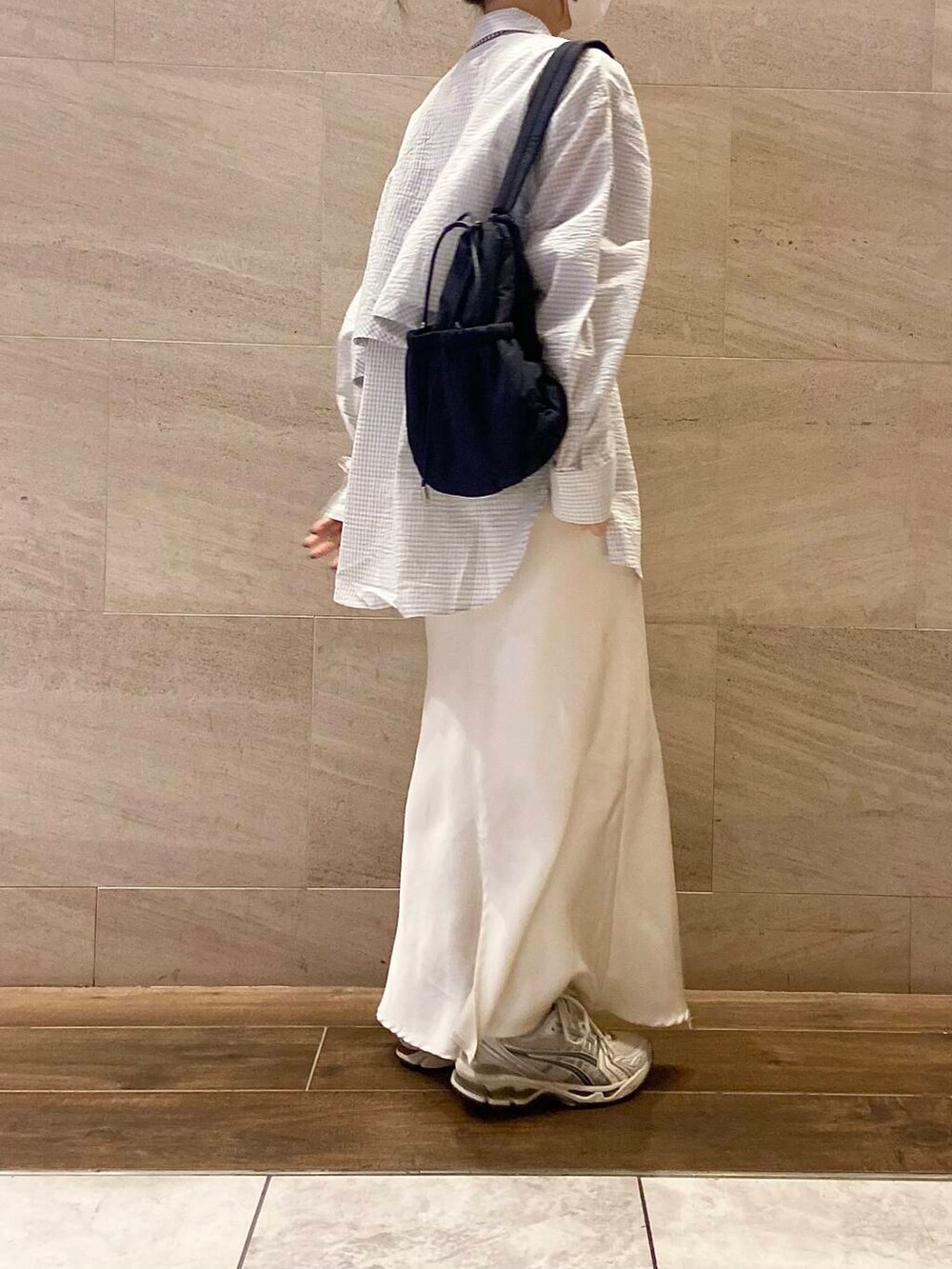 ホワイト系のスカート、ブルー系のショルダーバッグ、ホワイト系のシャツ/ブラウスを着用したレディースの冬コーディネートの3枚目の写真