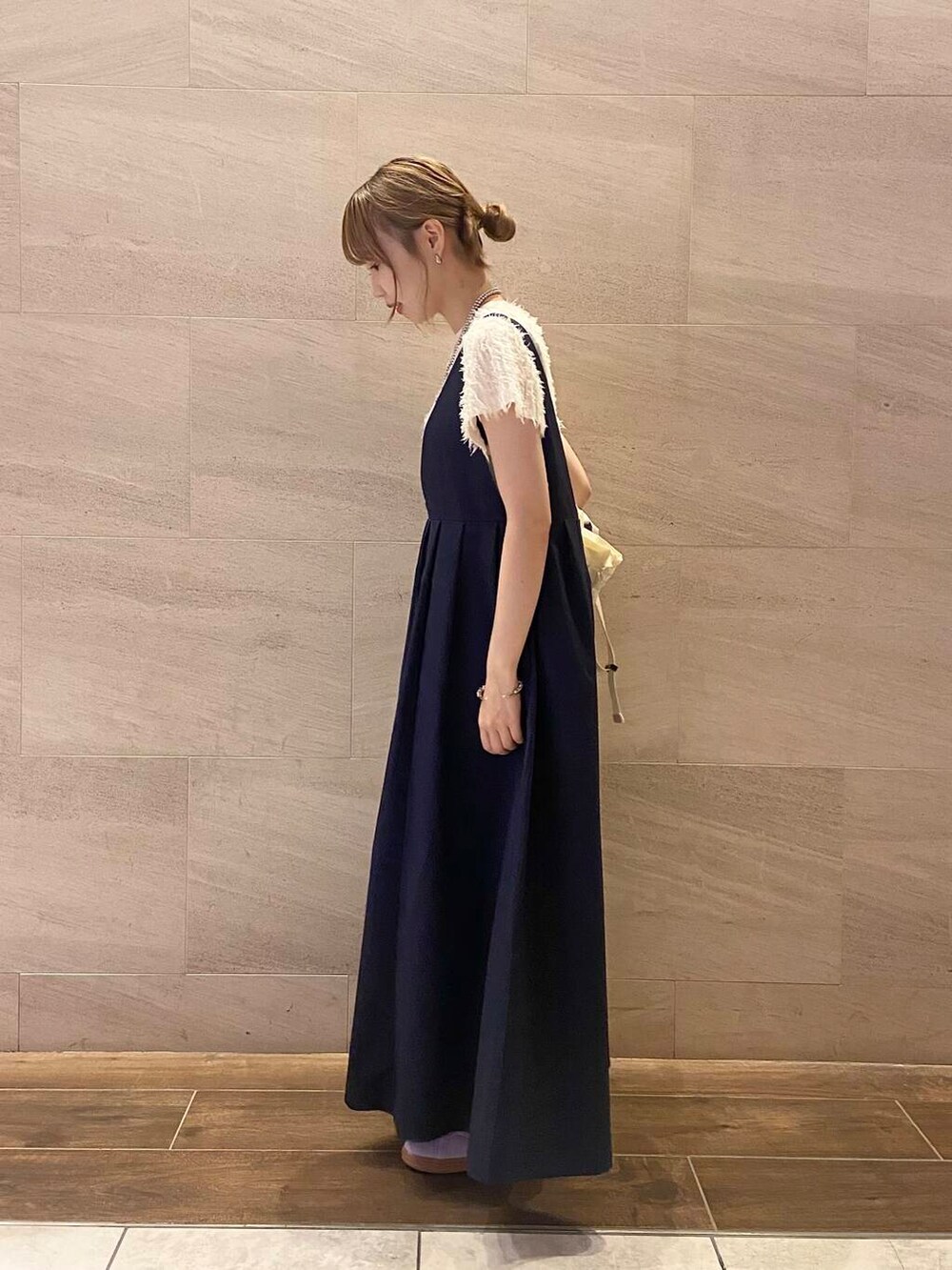 ホワイト系のショルダーバッグ、ブルー系のワンピース、パープル系のスニーカーを着用したレディースの夏コーディネートの3枚目の写真