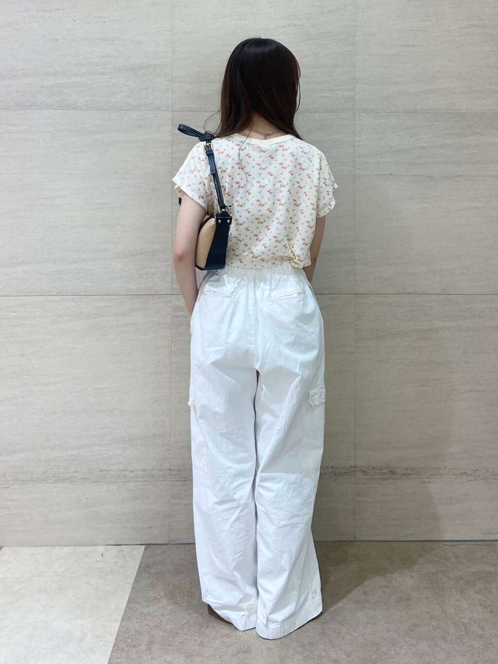 ブラック系のショルダーバッグ、ホワイト系のTシャツ/カットソー、ホワイト系のその他パンツを着用したレディースの春コーディネートの4枚目の写真