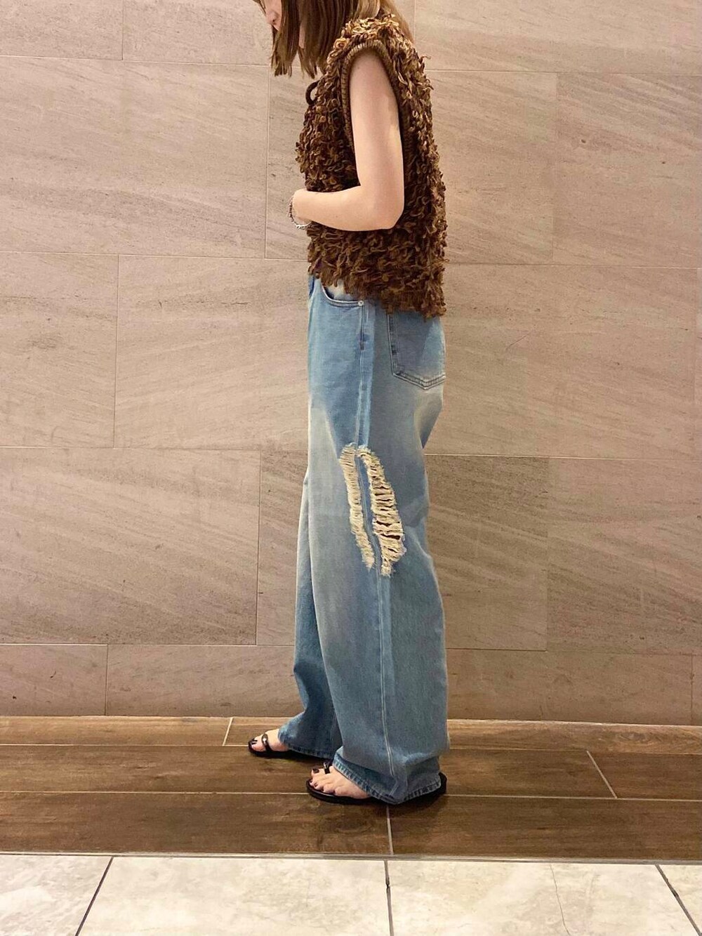 ブラウン系のベスト、ブルー系のデニムパンツ、ホワイト系のTシャツ/カットソーを着用したレディースの夏コーディネートの3枚目の写真