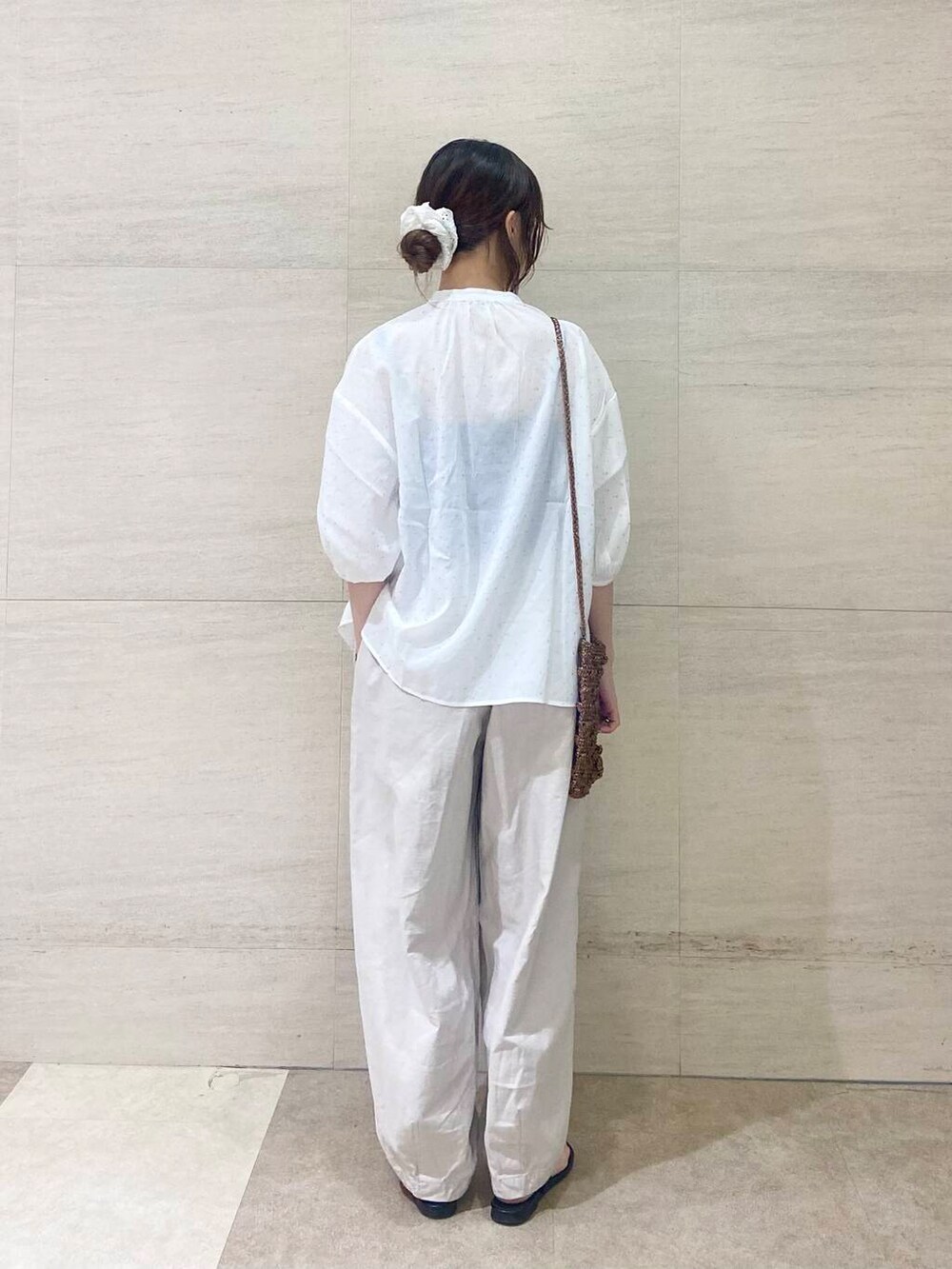 その他のショルダーバッグ、グレー系のその他パンツ、ホワイト系のシャツ/ブラウスを着用したレディースの夏コーディネートの3枚目の写真