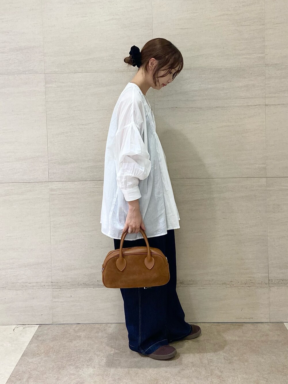 ブラウン系のショルダーバッグ、ホワイト系のシャツ/ブラウス、ブルー系のその他パンツを着用したレディースの秋コーディネートの3枚目の写真