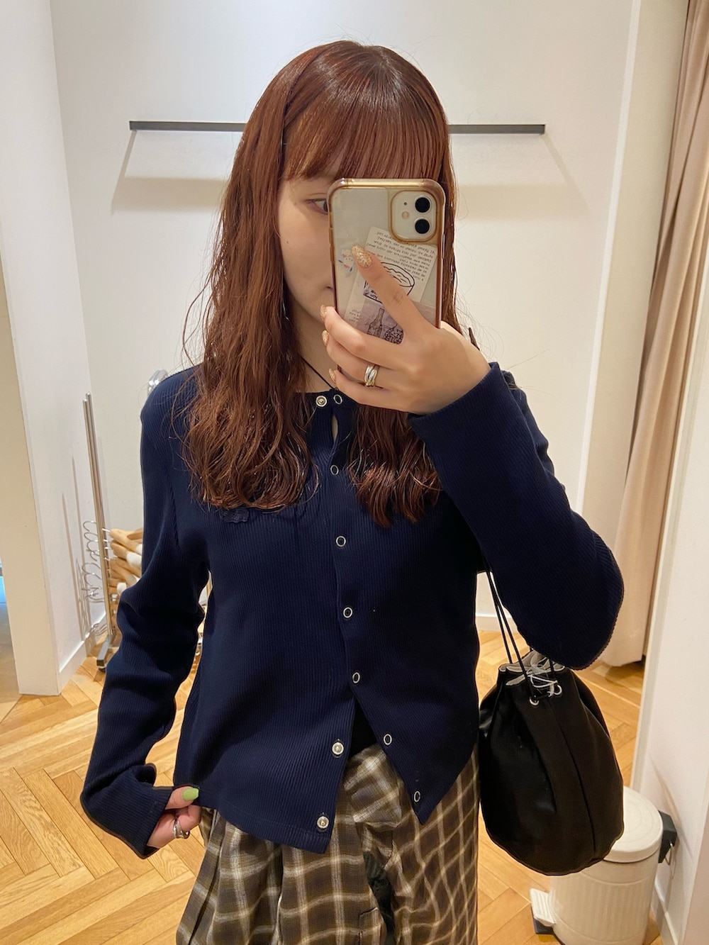 ブルー系のカーディガン/ボレロ、ブルー系のデニムパンツ、ブラウン系のシャツ/ブラウスを着用したレディースの秋コーディネートの2枚目の写真