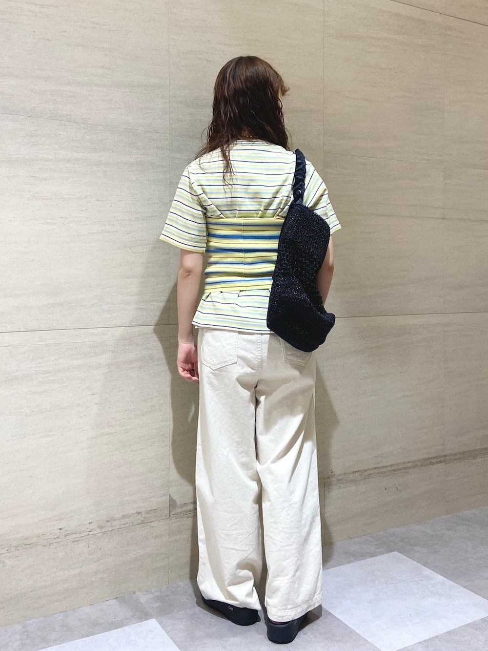 ホワイト系のその他パンツ、ベージュ系のTシャツ/カットソー、ブラック系のショルダーバッグを着用したレディースの夏コーディネートの2枚目の写真
