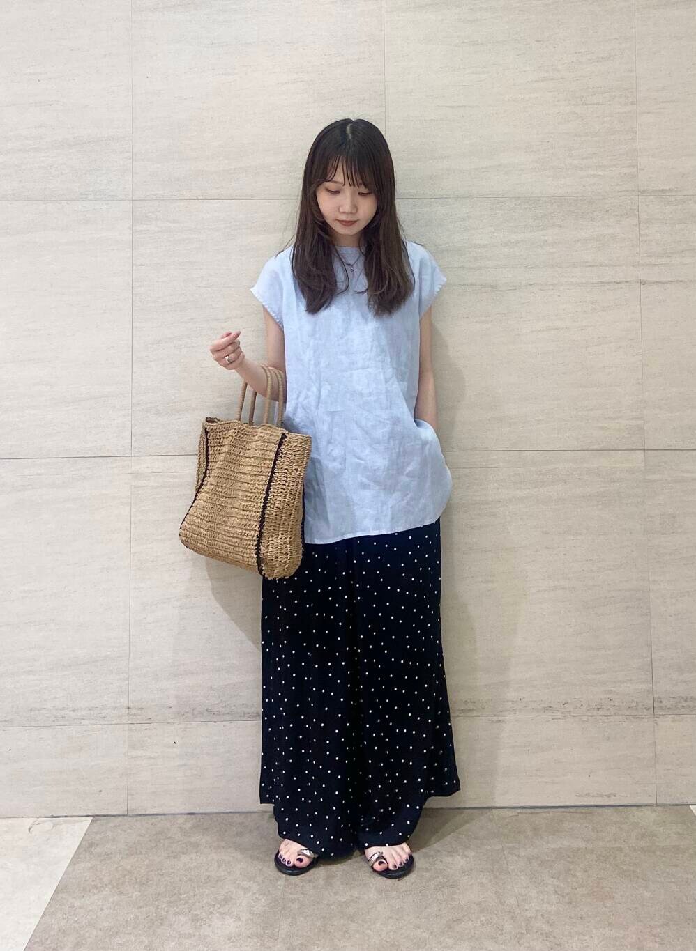 ベージュ系のトートバッグ、ブラック系のその他パンツ、ブルー系のシャツ/ブラウスを着用したレディースの夏コーディネートの5枚目の写真