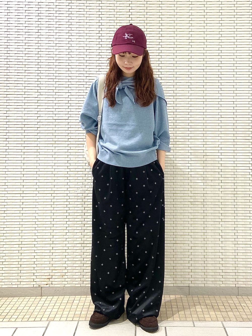 ブルー系のニット/セーター、ブラック系のその他パンツ、ブラウン系のローファーを着用したレディースの秋コーディネートの2枚目の写真