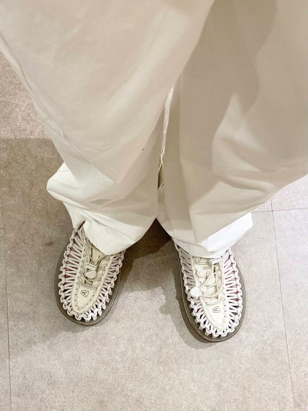 ブラック系のショルダーバッグ、ホワイト系のTシャツ/カットソー、ホワイト系のその他パンツを着用したレディースの春コーディネートの5枚目の写真