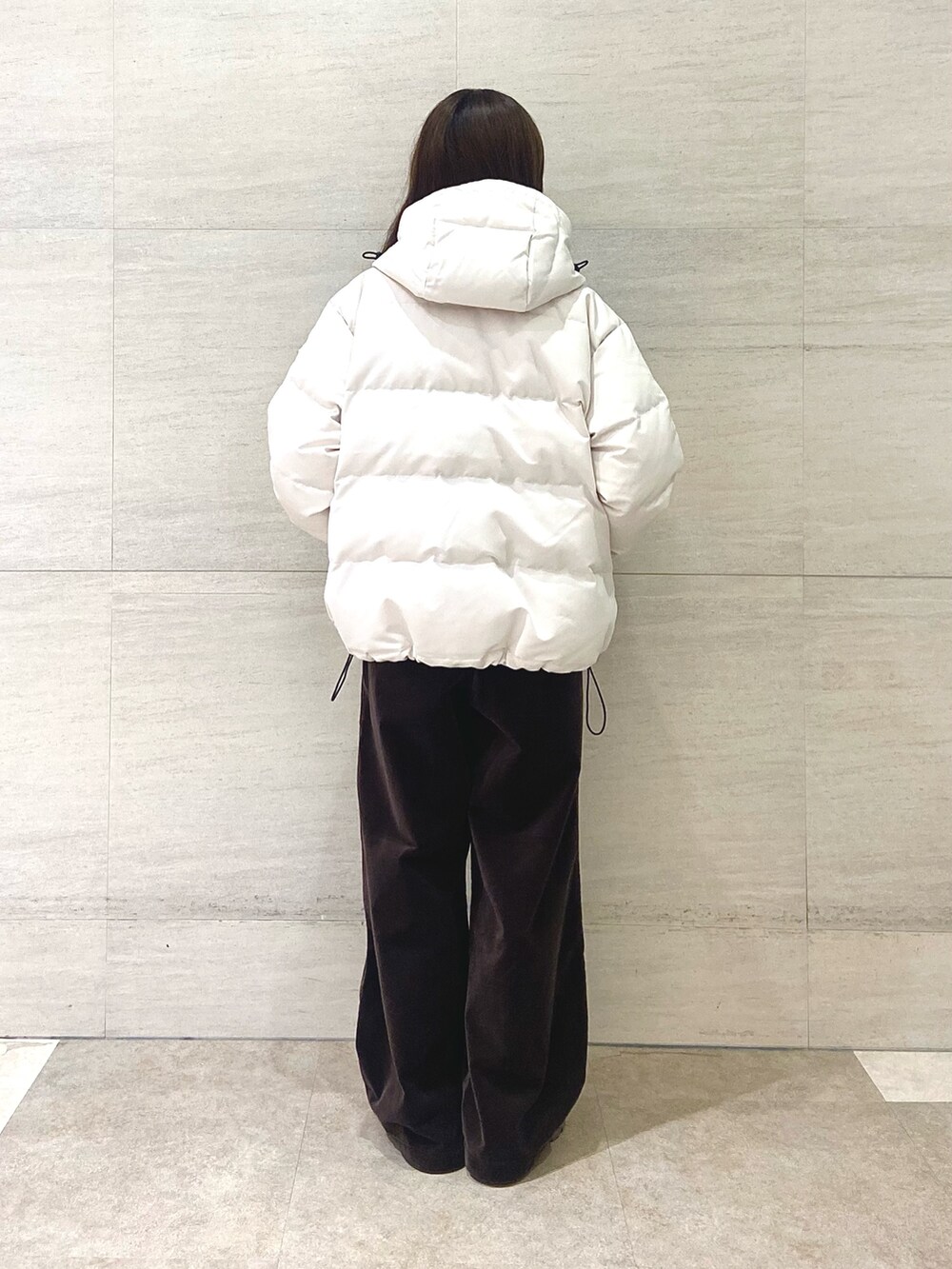 ホワイト系のその他アウター、ブラウン系のその他パンツ、イエロー系のニット/セーターを着用したレディースの秋コーディネートの5枚目の写真