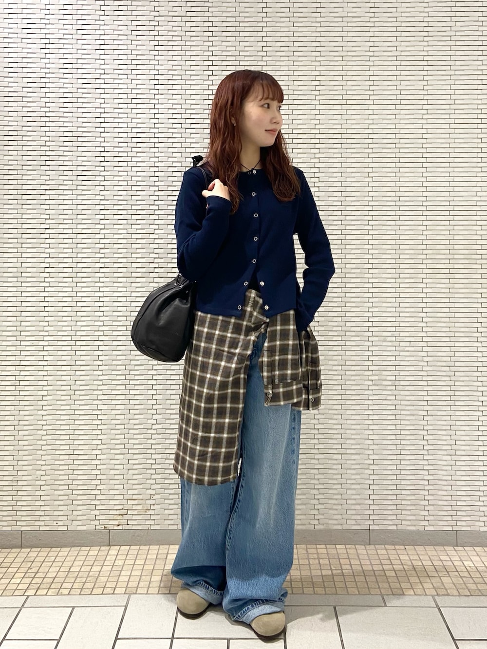 ブルー系のカーディガン/ボレロ、ブルー系のデニムパンツ、ブラウン系のシャツ/ブラウスを着用したレディースの秋コーディネートの3枚目の写真