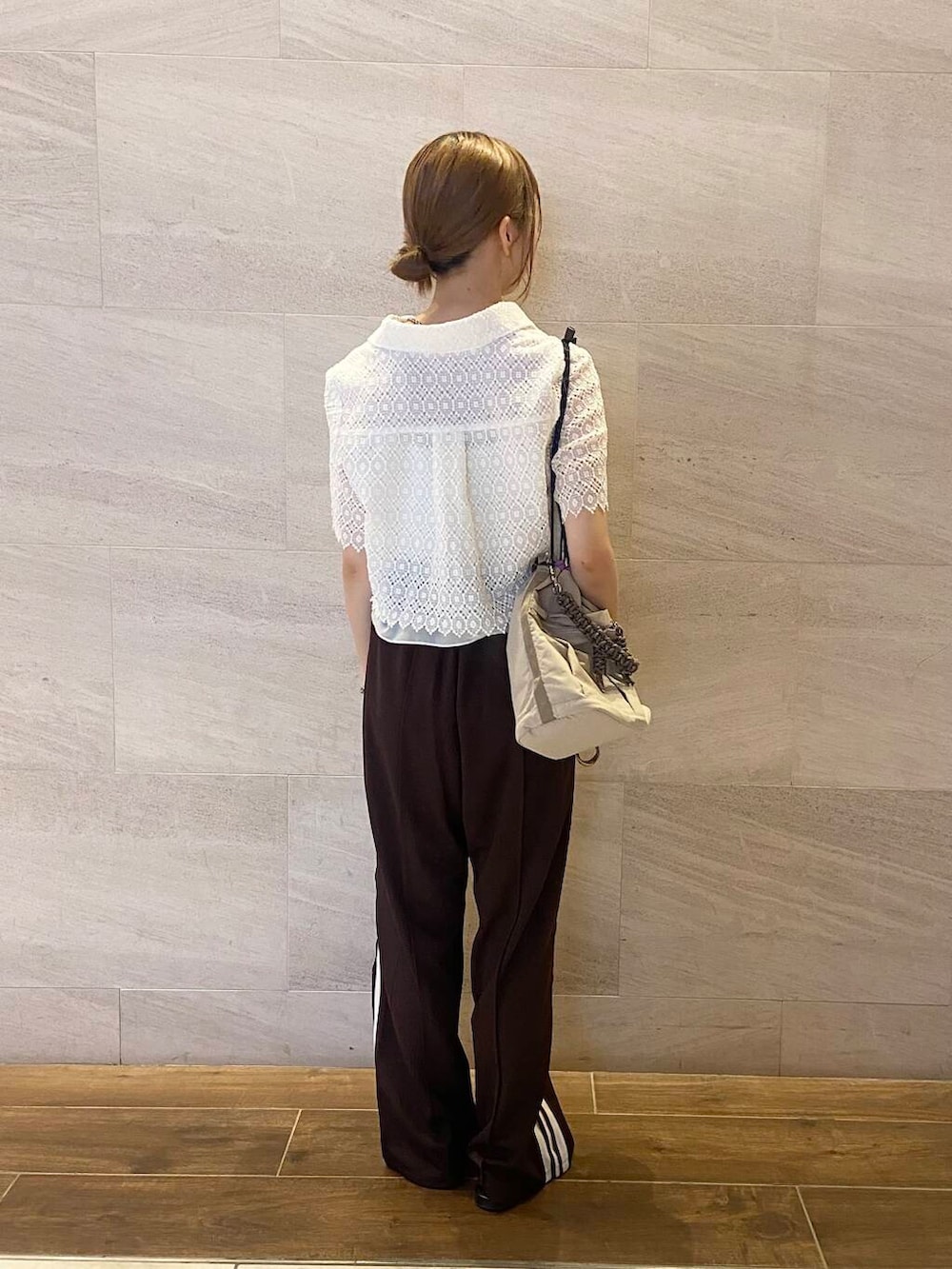 ブラウン系のその他パンツ、ホワイト系のシャツ/ブラウスを着用したレディースの夏コーディネートの4枚目の写真
