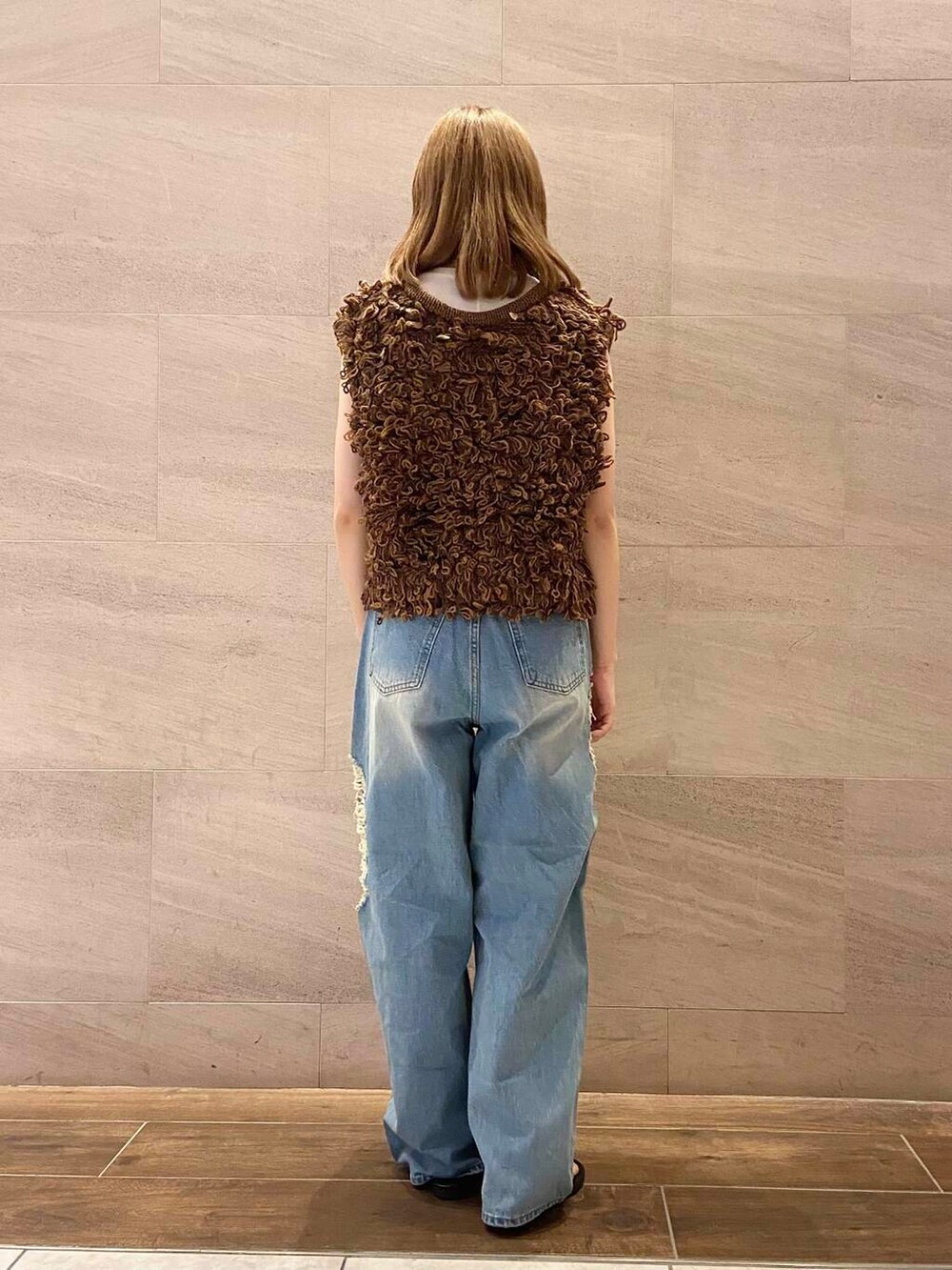 ブラウン系のベスト、ブルー系のデニムパンツ、ホワイト系のTシャツ/カットソーを着用したレディースの夏コーディネートの4枚目の写真