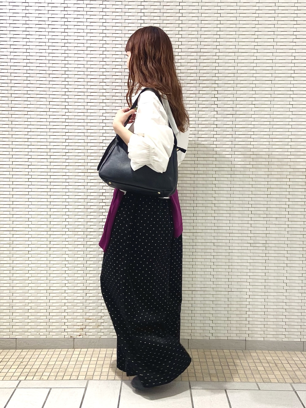 ホワイト系のシャツ/ブラウス、パープル系のニット/セーター、ブラック系のショルダーバッグを着用したレディースの秋コーディネートの2枚目の写真