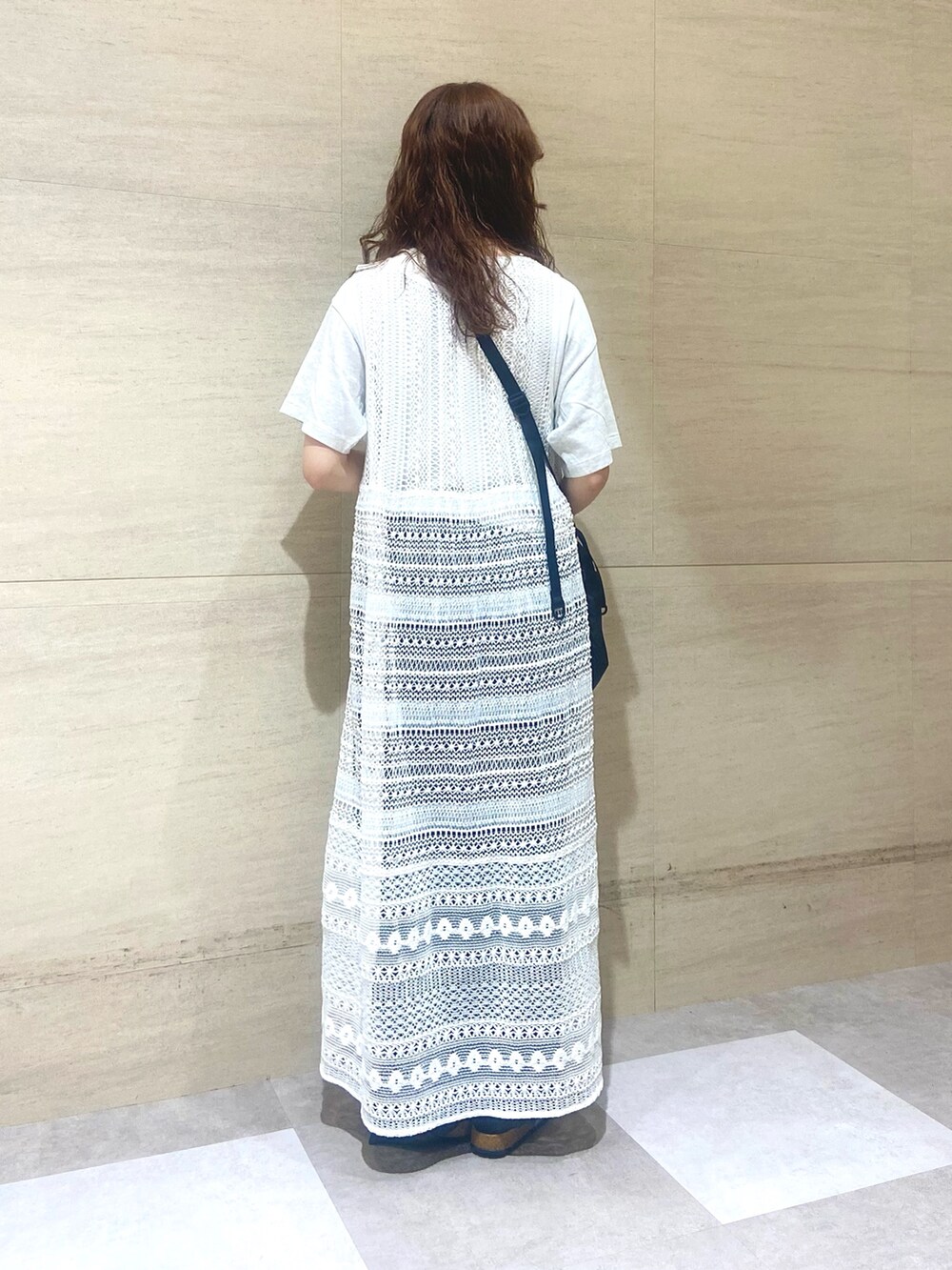 ホワイト系のワンピース、グレー系のTシャツ/カットソー、ブラック系のショルダーバッグを着用したレディースの夏コーディネートの2枚目の写真