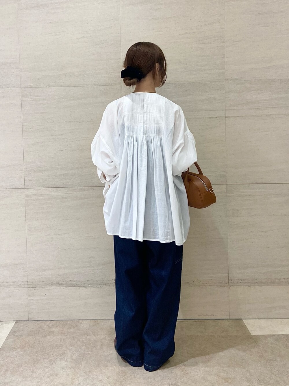 ブラウン系のショルダーバッグ、ホワイト系のシャツ/ブラウス、ブルー系のその他パンツを着用したレディースの秋コーディネートの4枚目の写真