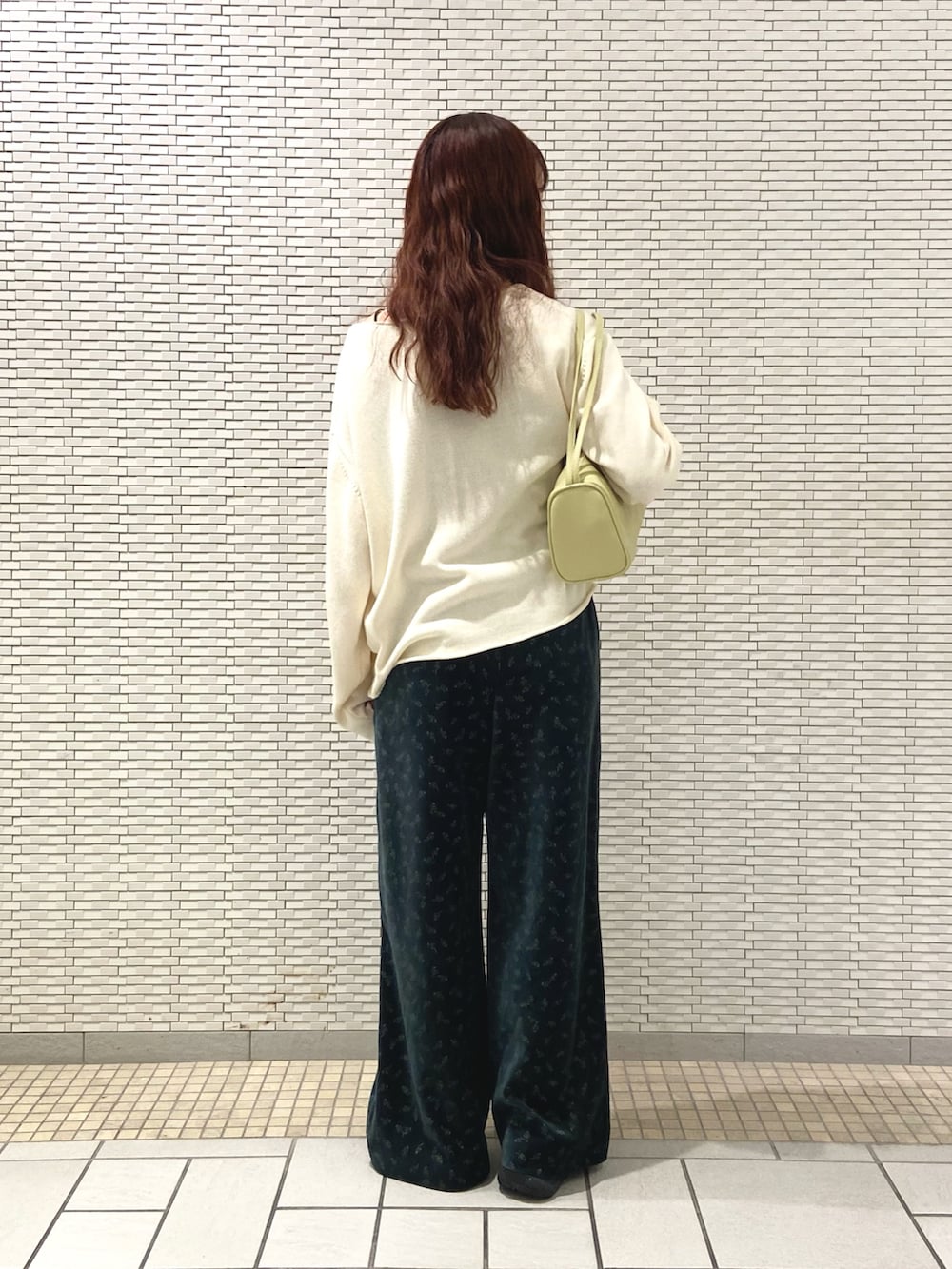 ホワイト系のニット/セーター、イエロー系のハンドバッグ、グリーン系のその他パンツを着用したレディースの秋コーディネートの3枚目の写真