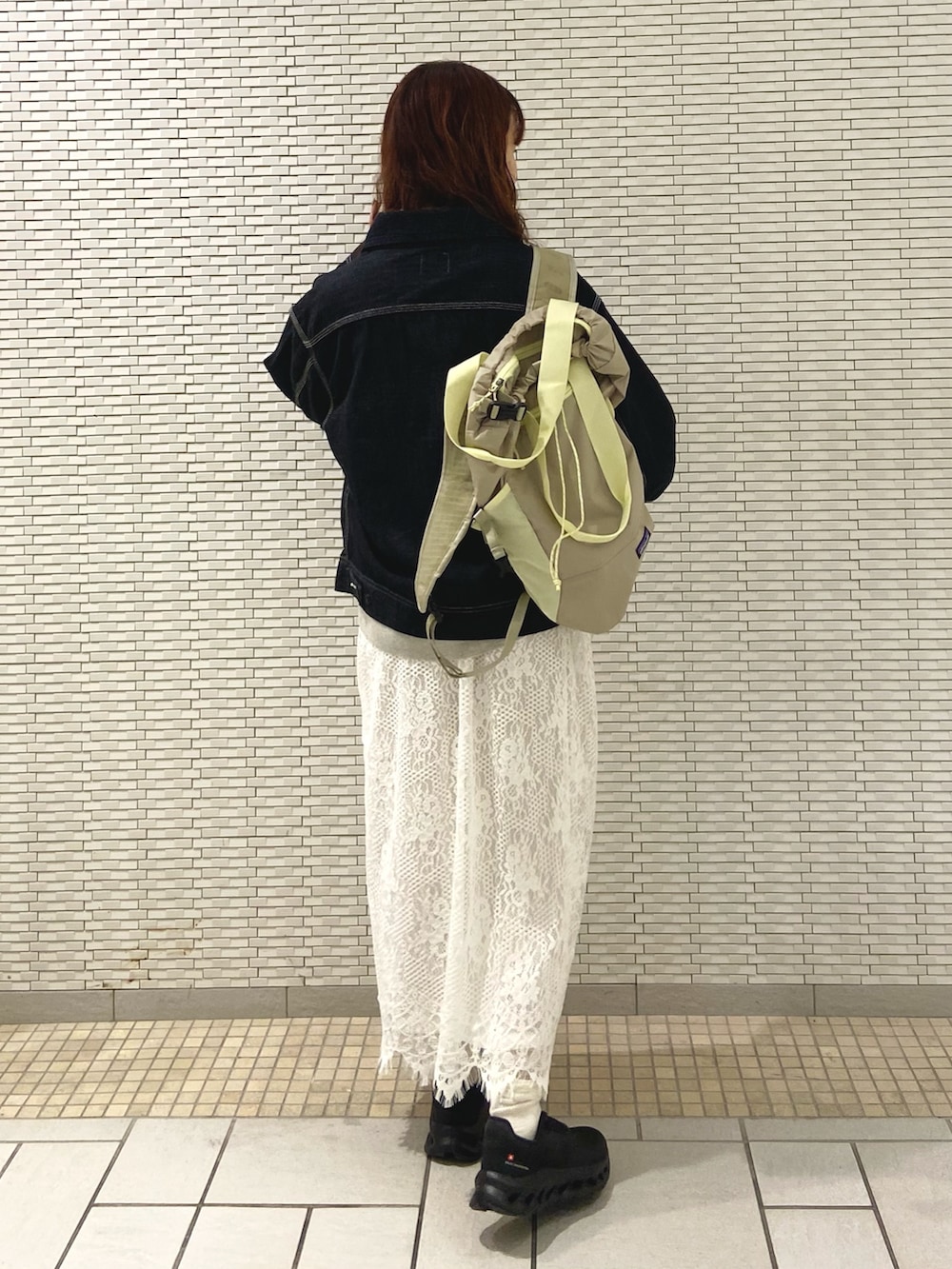 ベージュ系のその他トップス、ブルー系のデニムジャケット、ホワイト系のスカートを着用したレディースの秋コーディネートの4枚目の写真