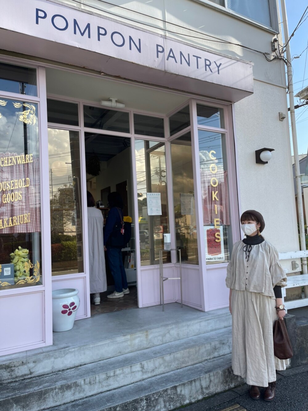 ベージュ系のシャツ/ブラウス、ベージュ系のスカート、ブラウン系のブーツを着用したレディースの秋コーディネートの2枚目の写真