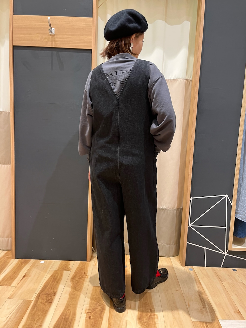 ブラック系のサロペット/オーバーオール、グレー系のスウェットを着用したレディースの秋コーディネートの3枚目の写真