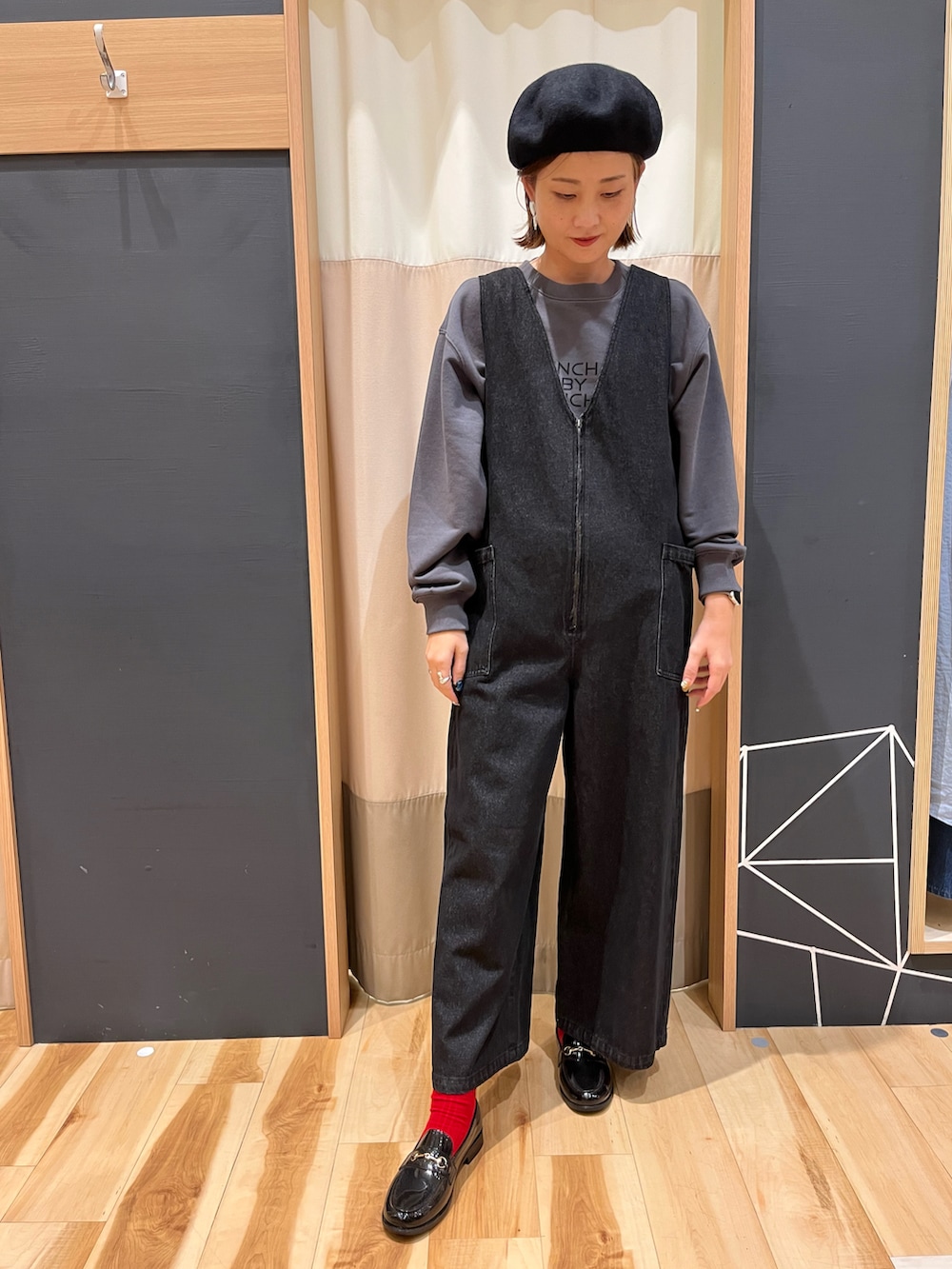 ブラック系のサロペット/オーバーオール、グレー系のスウェットを着用したレディースの秋コーディネートの2枚目の写真