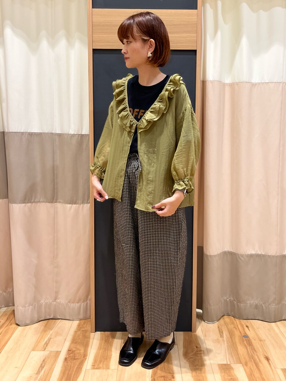 ブラック系のTシャツ/カットソー、グリーン系のシャツ/ブラウス、ブラック系のパンツを着用したレディースの夏コーディネートの3枚目の写真