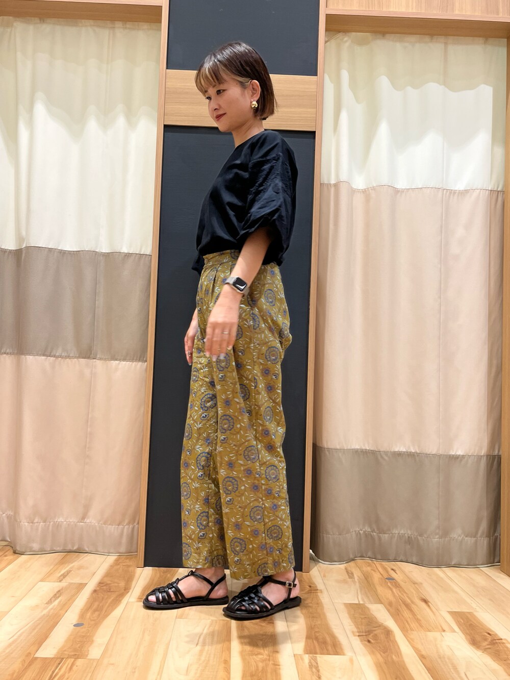 ブラック系のTシャツ/カットソー、ベージュ系のその他パンツを着用したレディースの夏コーディネートの2枚目の写真