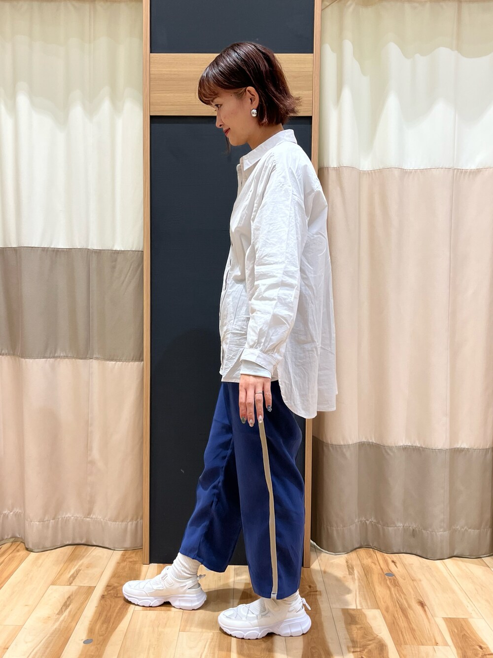 グレー系のトップス、グレー系のシャツ/ブラウス、ブルー系のパンツを着用したレディースの春コーディネートの2枚目の写真