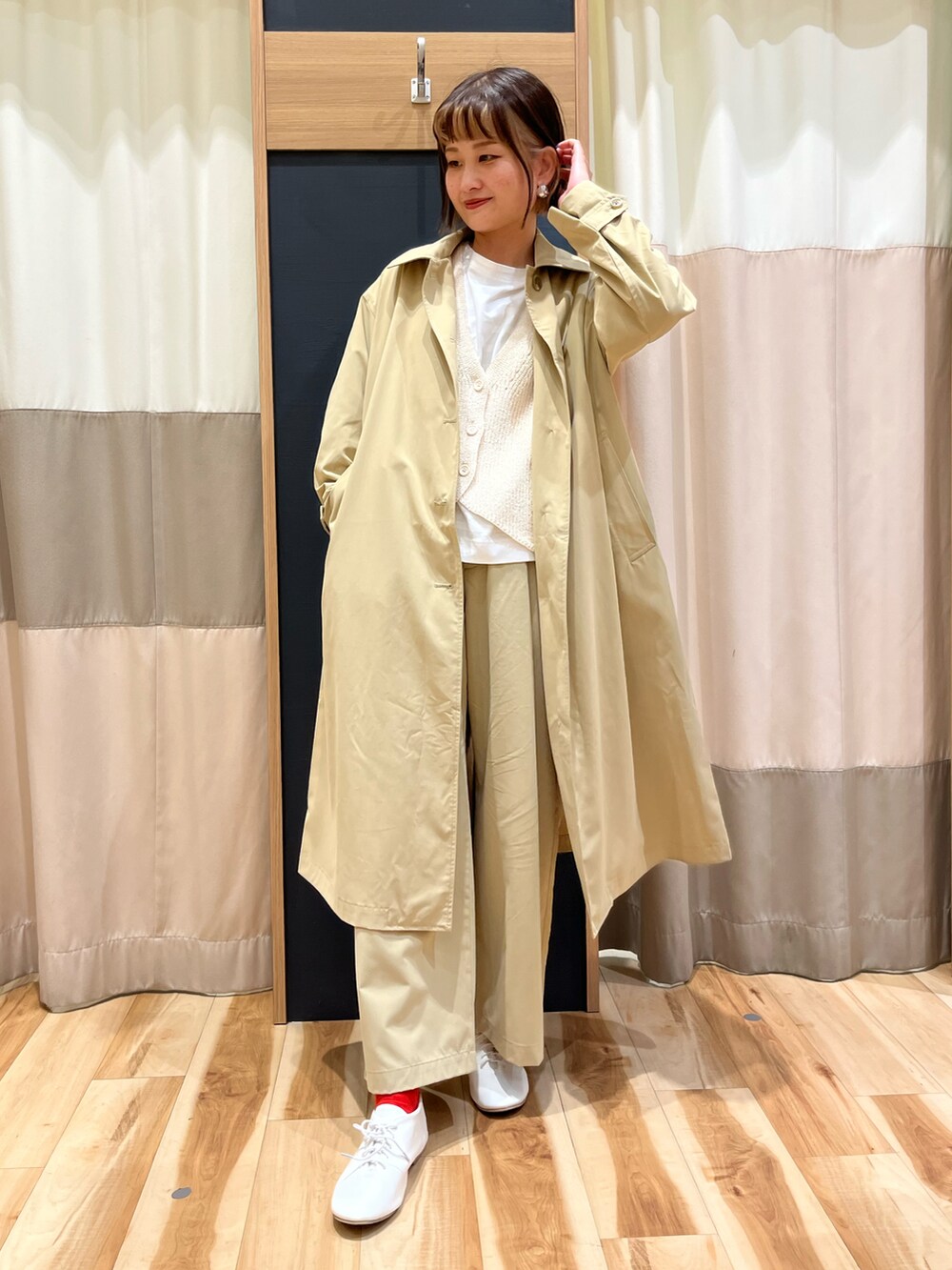 ホワイト系のTシャツ/カットソー、ホワイト系のベスト、ベージュ系のその他アウターを着用したレディースの春コーディネートの2枚目の写真