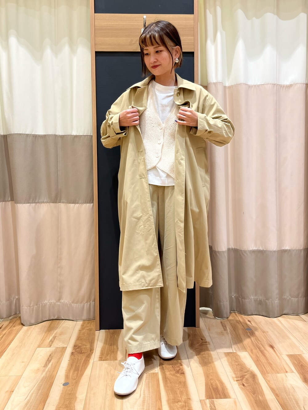 ホワイト系のTシャツ/カットソー、ホワイト系のベスト、ベージュ系のその他アウターを着用したレディースの春コーディネートの3枚目の写真