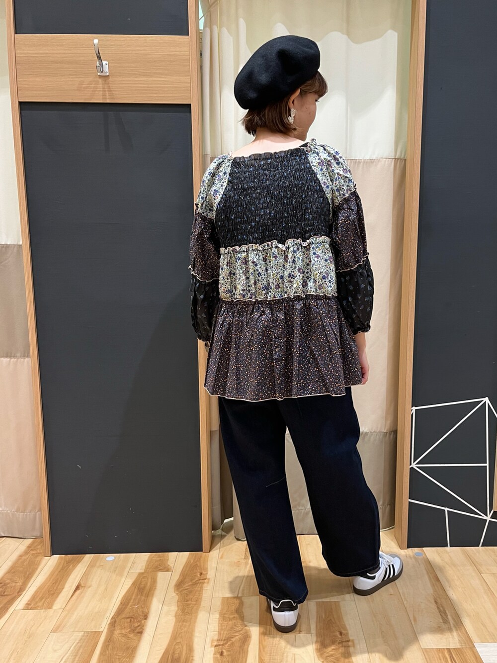 ブラック系のシャツ/ブラウス、ブルー系のデニムパンツ、ブラック系のハンチング/ベレー帽を着用したレディースの夏コーディネートの3枚目の写真