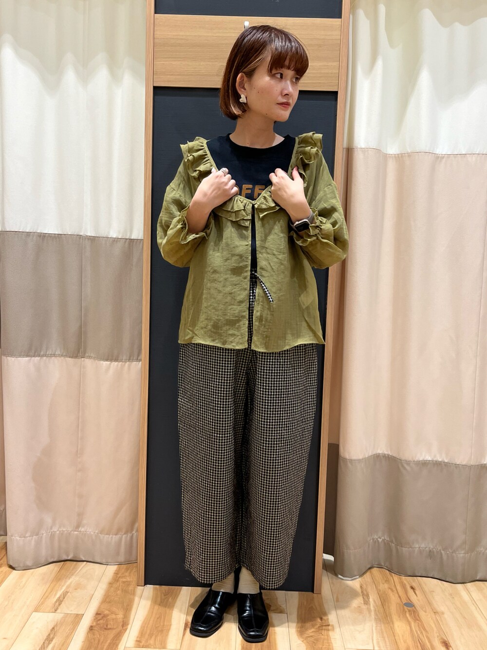 ブラック系のTシャツ/カットソー、グリーン系のシャツ/ブラウス、ブラック系のパンツを着用したレディースの夏コーディネートの2枚目の写真