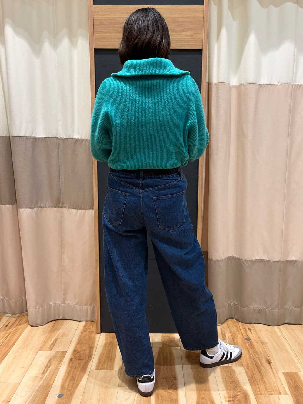 グリーン系のニット/セーター、ブルー系のその他パンツを着用したレディースの秋コーディネートの2枚目の写真