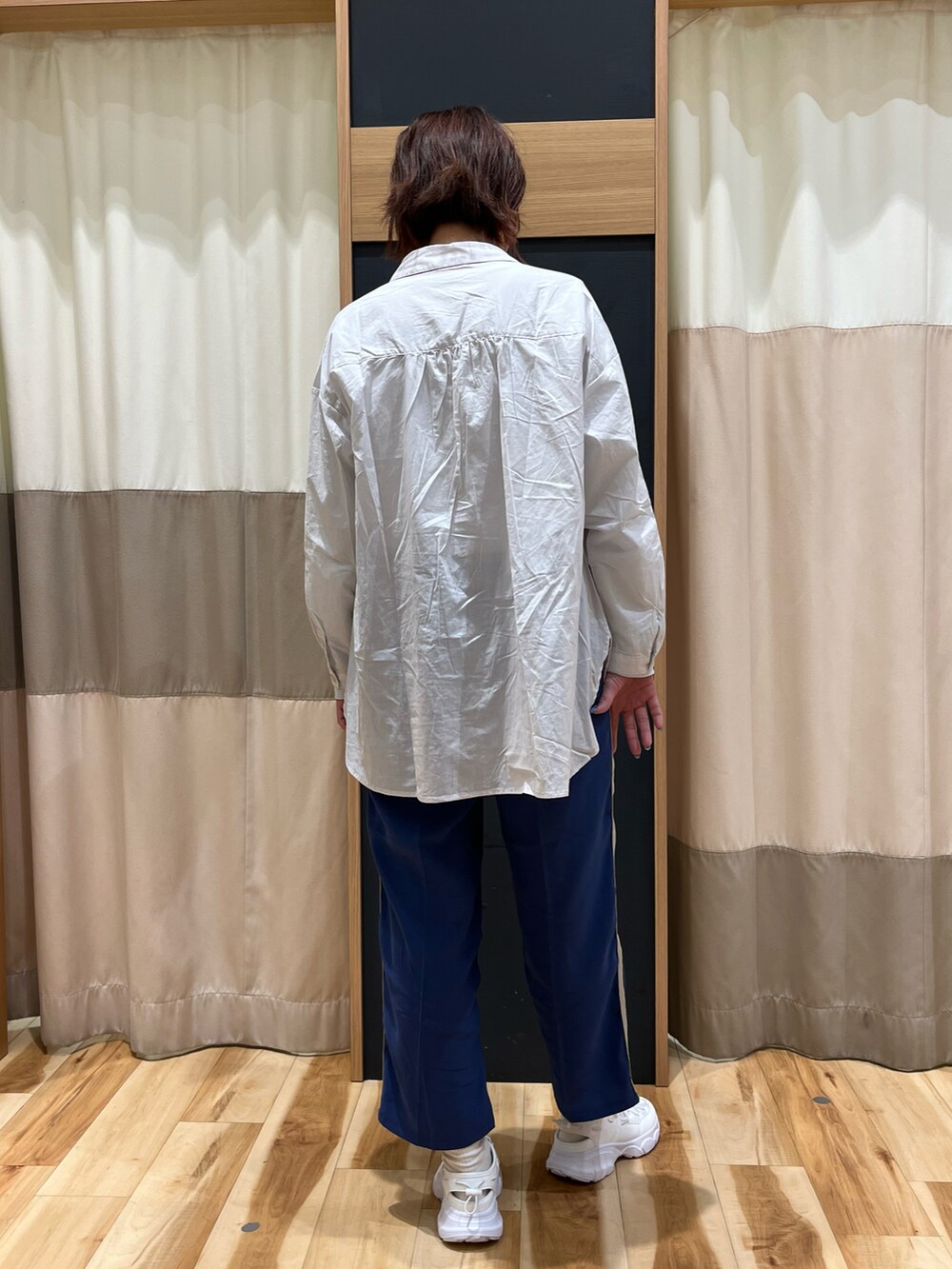 グレー系のトップス、グレー系のシャツ/ブラウス、ブルー系のパンツを着用したレディースの春コーディネートの3枚目の写真