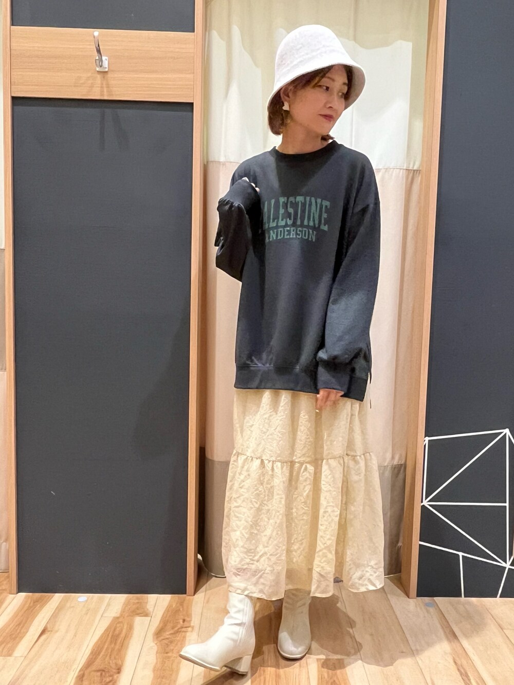 「秋っぽコーデ更新中、Samansa Mos2、Samansa Mos2 blue、SM2keittioセブンパークアリオ柏、初秋コーデ、おしゃれさんと繋がりたい、スカートコーデ、ブーツスタイル、ハットコーデ、ロゴT、秋、秋冬コーデ、シンプルコーデ、サマンサ モスモス(Samansa Mos2)、シンプルスタイル」｜「Samansa Mos2 blueのアイテム（スウェット、グレー系）」を使った、rei..naさん（レディース・164cm）の秋コーディネートの2枚目の写真