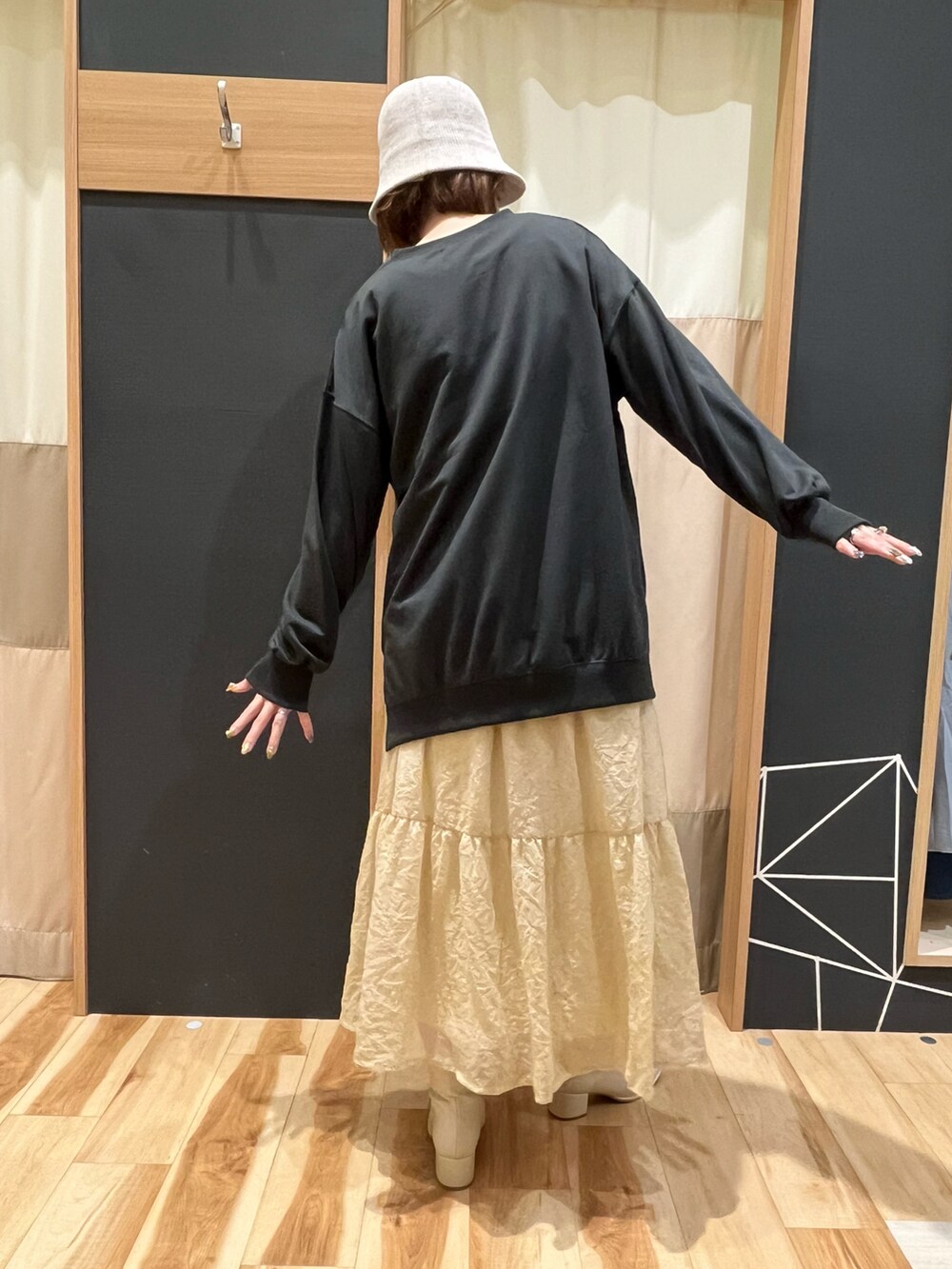 「秋っぽコーデ更新中、Samansa Mos2、Samansa Mos2 blue、SM2keittioセブンパークアリオ柏、初秋コーデ、おしゃれさんと繋がりたい、スカートコーデ、ブーツスタイル、ハットコーデ、ロゴT、秋、秋冬コーデ、シンプルコーデ、サマンサ モスモス(Samansa Mos2)、シンプルスタイル」｜「Samansa Mos2 blueのアイテム（スウェット、グレー系）」を使った、rei..naさん（レディース・164cm）の秋コーディネートの4枚目の写真