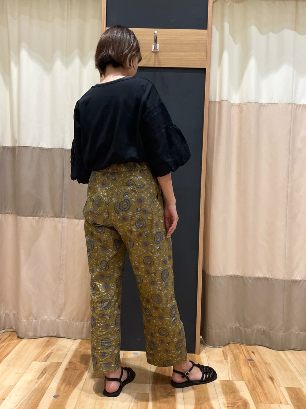 ブラック系のTシャツ/カットソー、ベージュ系のその他パンツを着用したレディースの夏コーディネートの3枚目の写真