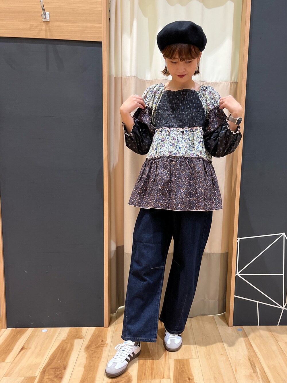 ブラック系のシャツ/ブラウス、ブルー系のデニムパンツ、ブラック系のハンチング/ベレー帽を着用したレディースの夏コーディネートの2枚目の写真