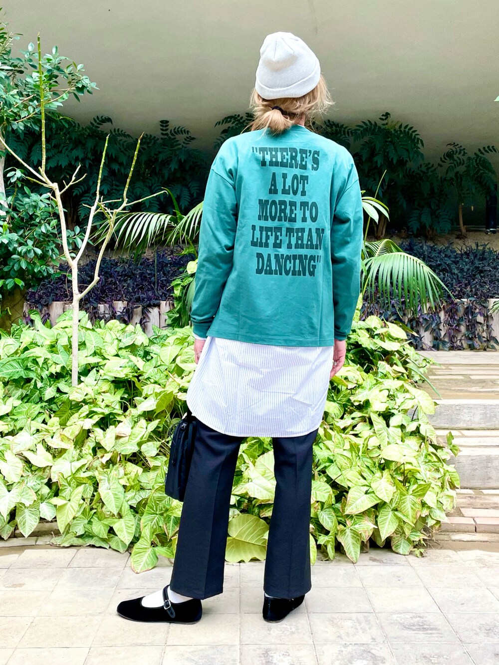 グリーン系のTシャツ/カットソー、ブラック系のショルダーバッグ、ホワイト系のシャツ/ブラウスを着用したレディースの春コーディネートの2枚目の写真