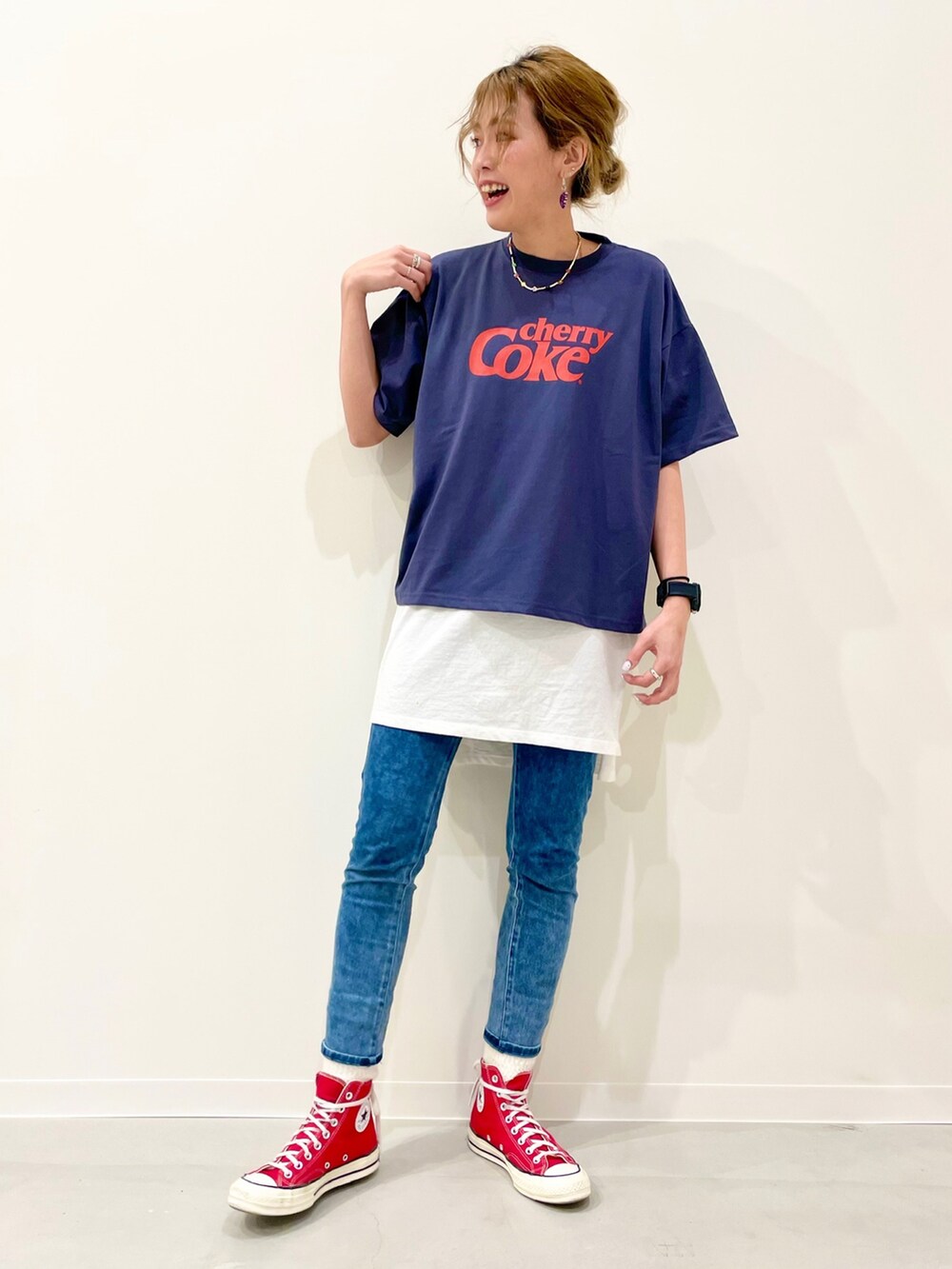 グレー系のTシャツ/カットソー、ブルー系のその他パンツ、レッド系のスニーカーを着用したレディースの春コーディネートの3枚目の写真