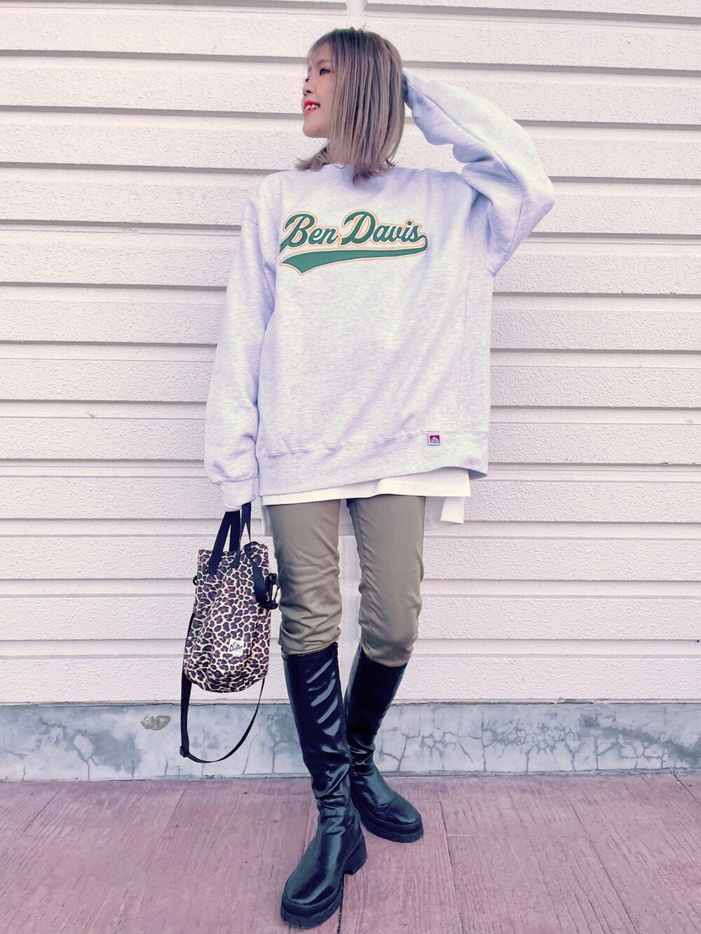 ホワイト系のスウェット、ホワイト系のTシャツ/カットソー、ブラック系のその他パンツを着用したレディースの冬コーディネートの2枚目の写真