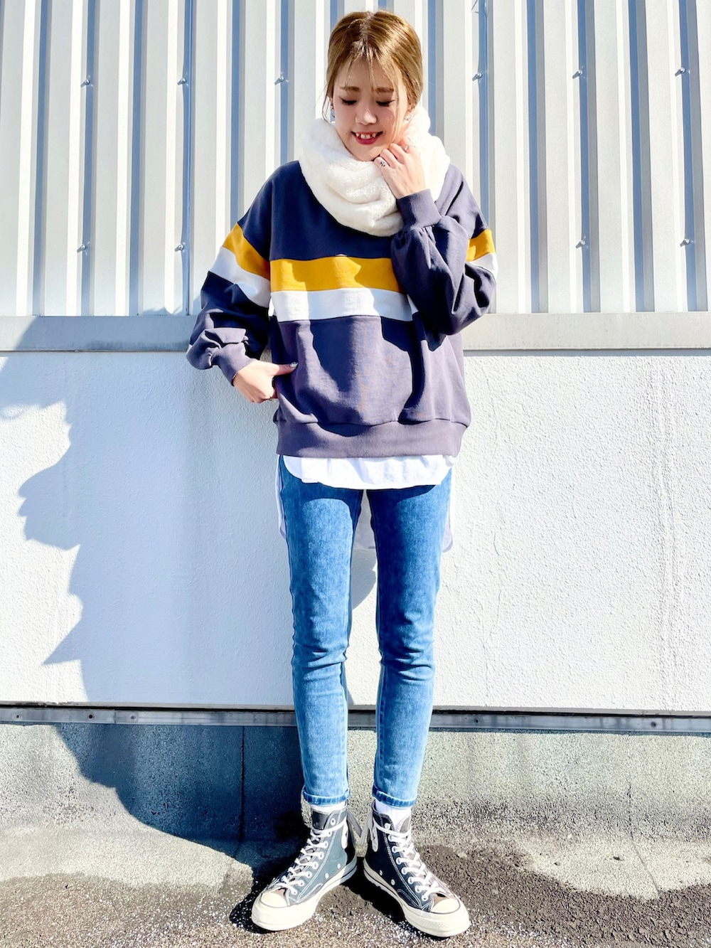 ブラック系のスウェット、ホワイト系のTシャツ/カットソー、ブルー系のその他パンツを着用したレディースの冬コーディネートの2枚目の写真