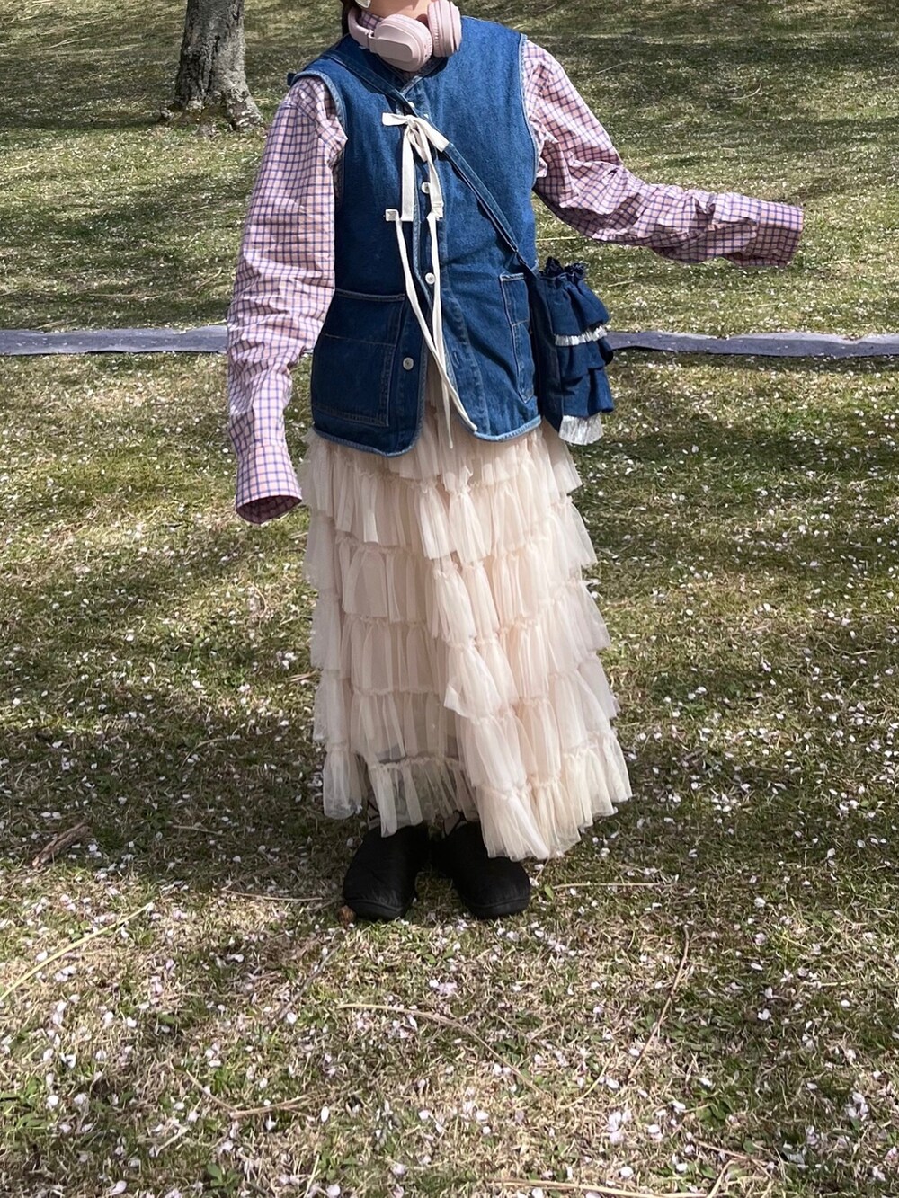 ホワイト系のスカート、ピンク系のシャツ/ブラウス、ブルー系のベストを着用したレディースの春コーディネートの2枚目の写真