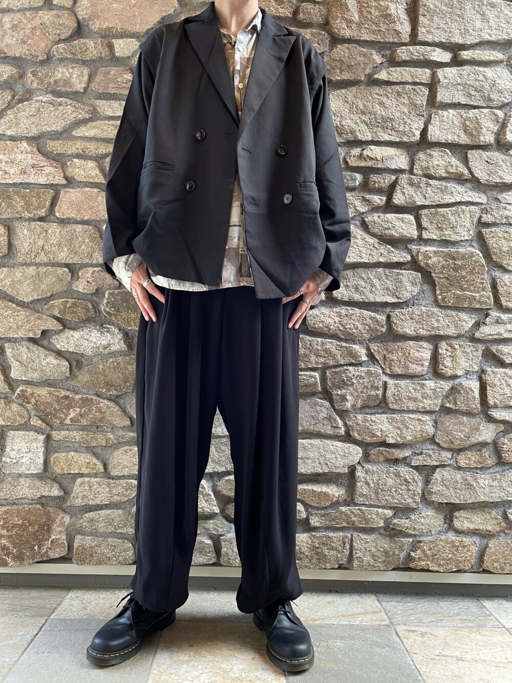 グレー系のシャツ/ブラウス、ブラック系のテーラードジャケット、ブラック系のスラックスを着用したメンズの秋コーディネートの2枚目の写真