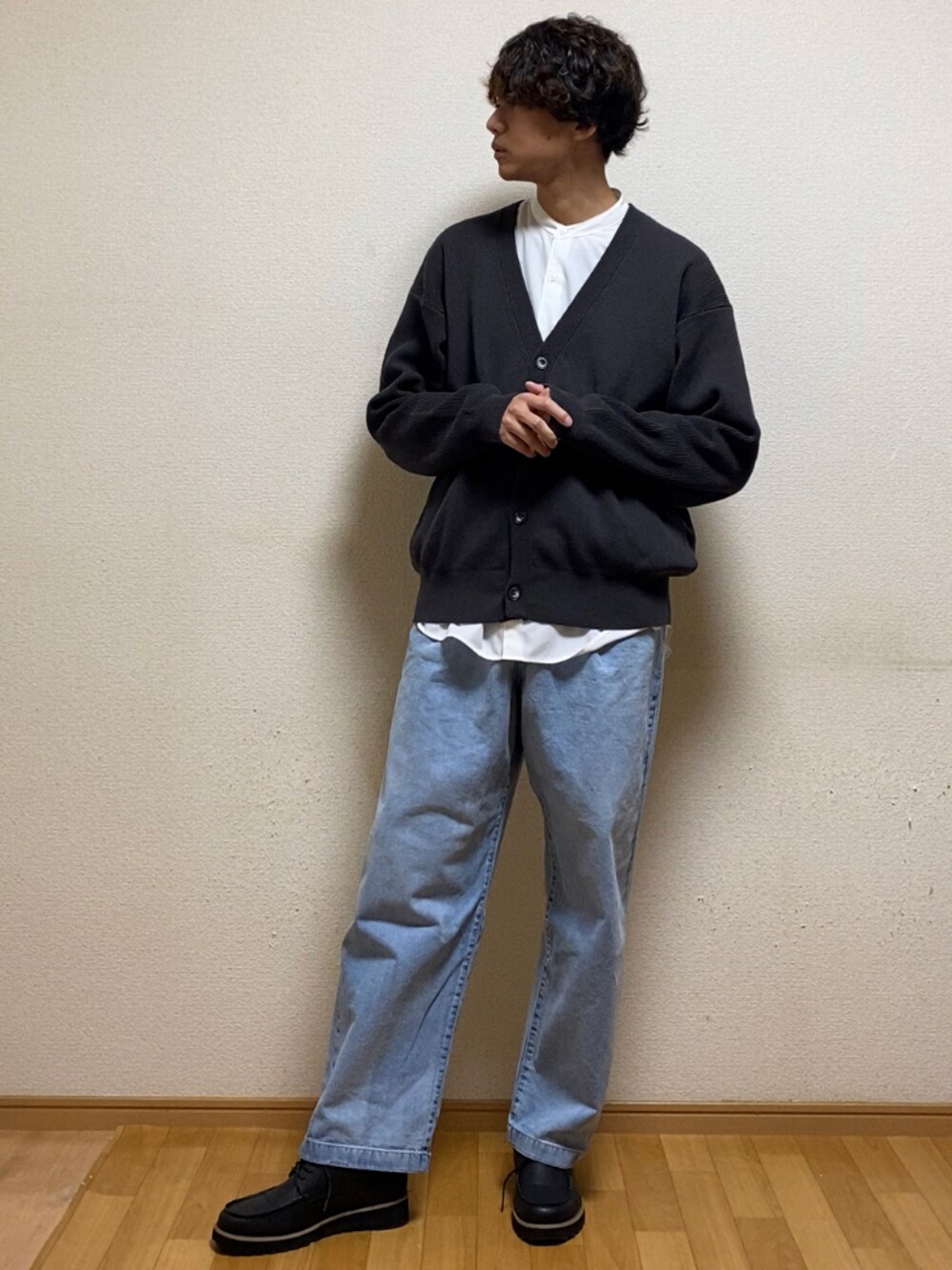 ブルー系のデニムパンツを着用したメンズの春コーディネートの2枚目の写真