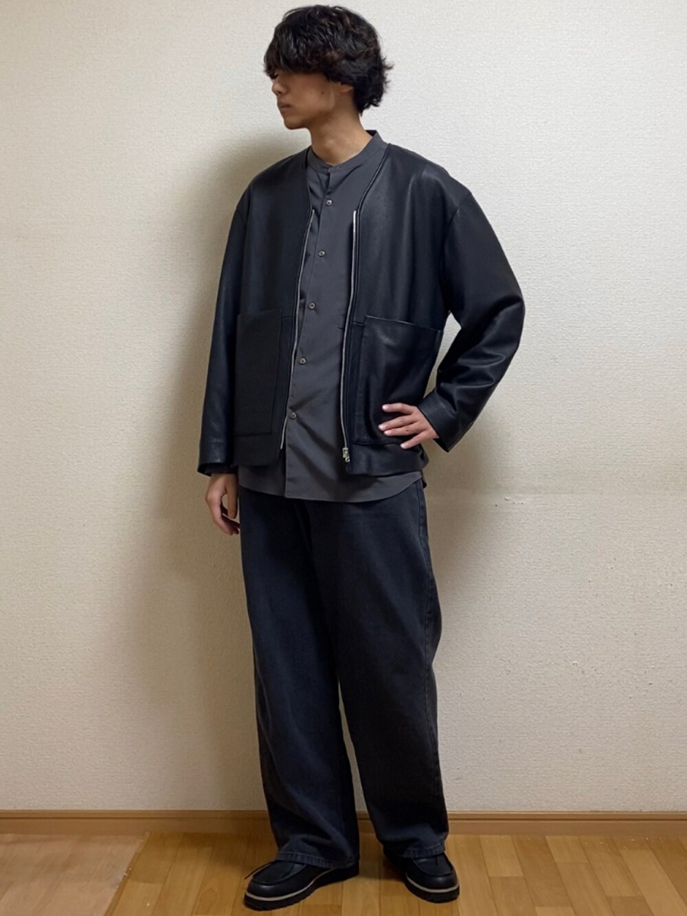 ブラック系のブルゾンを着用したメンズの春コーディネートの2枚目の写真