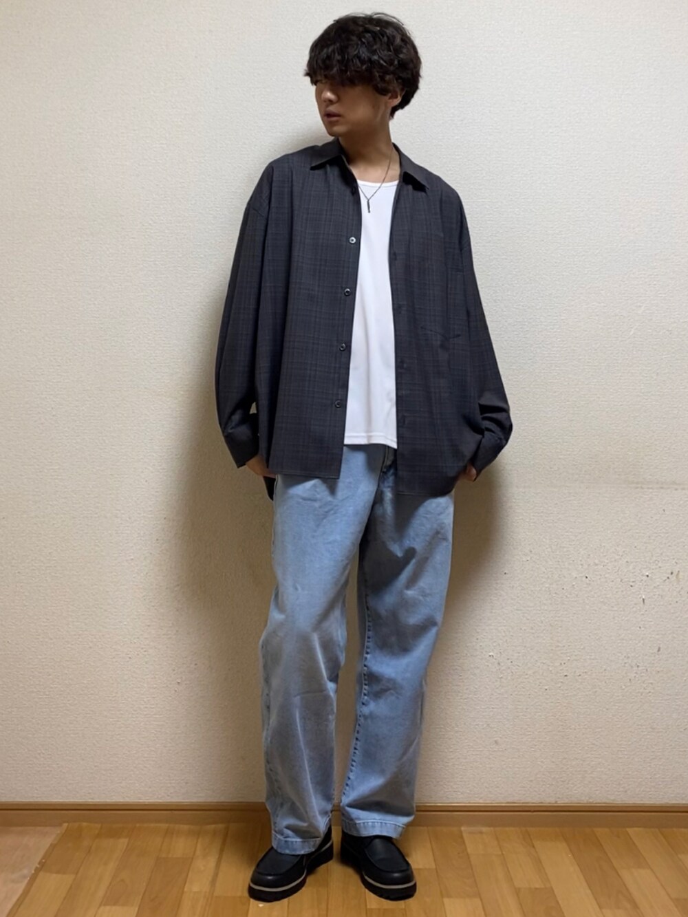 ブラック系のローファーを着用したメンズの春コーディネートの3枚目の写真