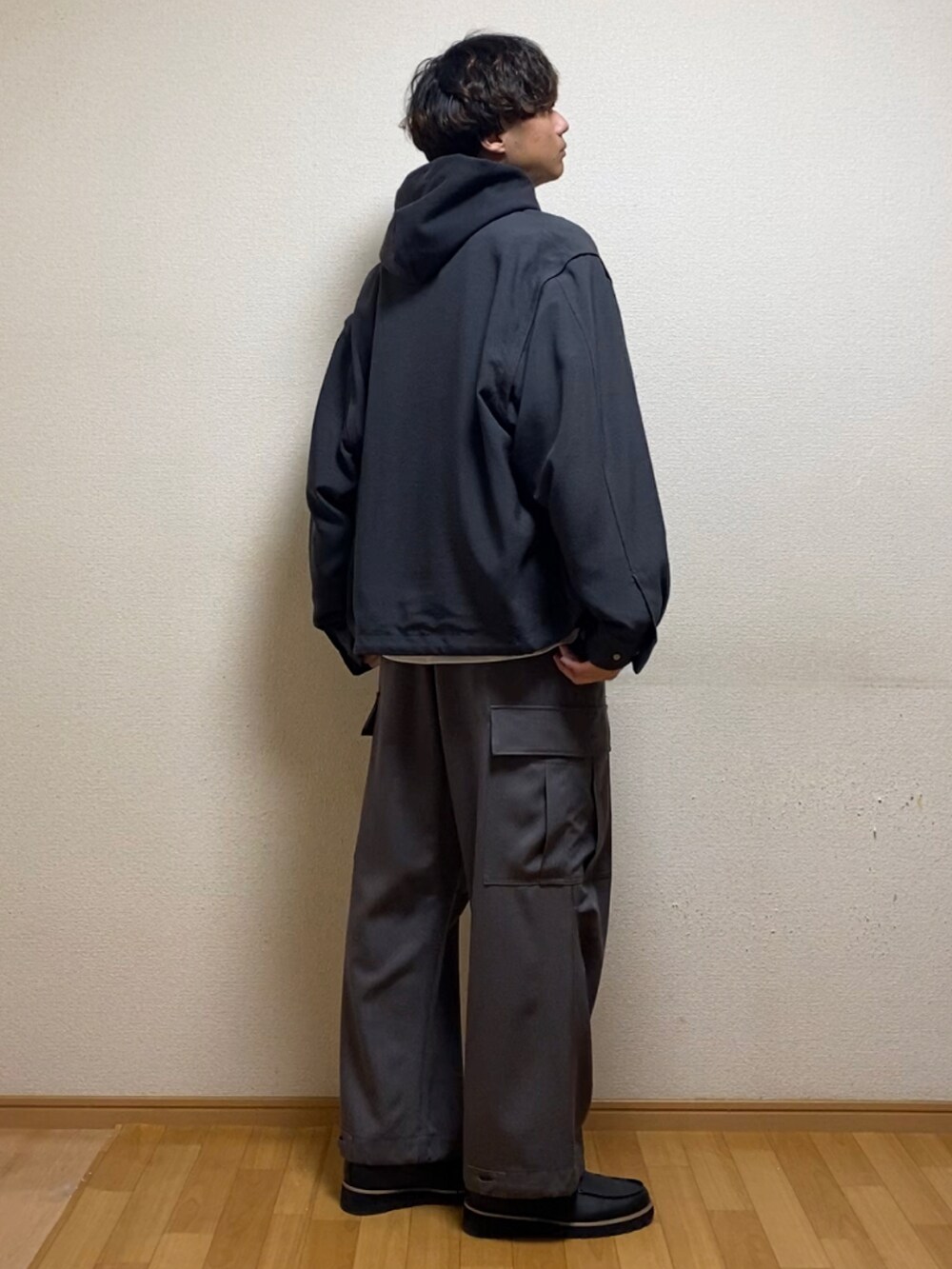 グレー系のブルゾンを着用したメンズの春コーディネートの2枚目の写真