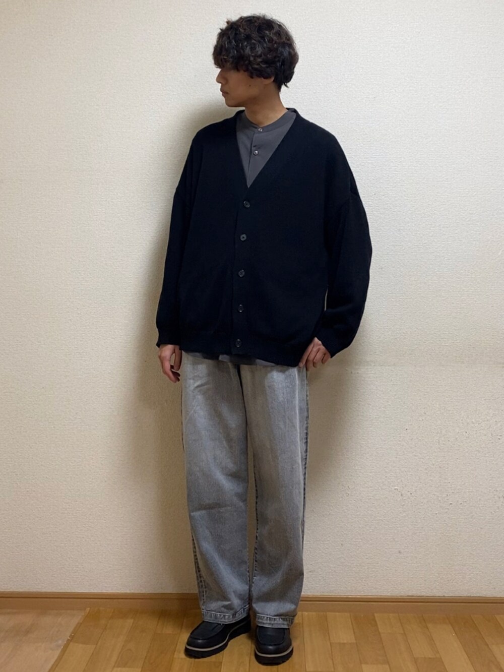 グレー系のシャツ/ブラウスを着用したメンズの春コーディネートの3枚目の写真